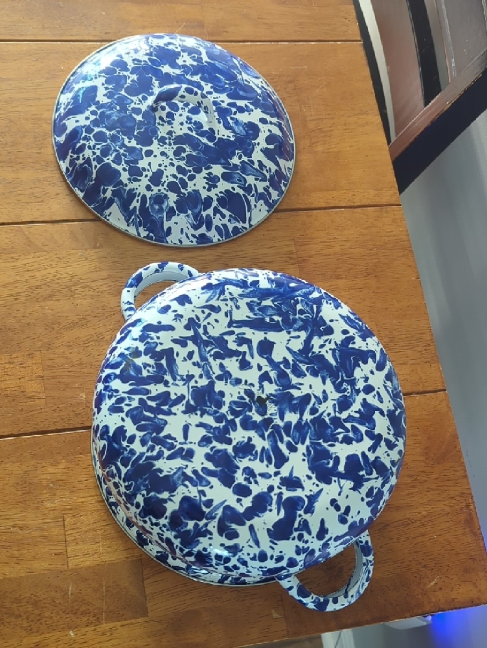 Golden Rabbit Swirl 4 Quarts Enamelware Round Dutch Oven - Picture 5 of 8